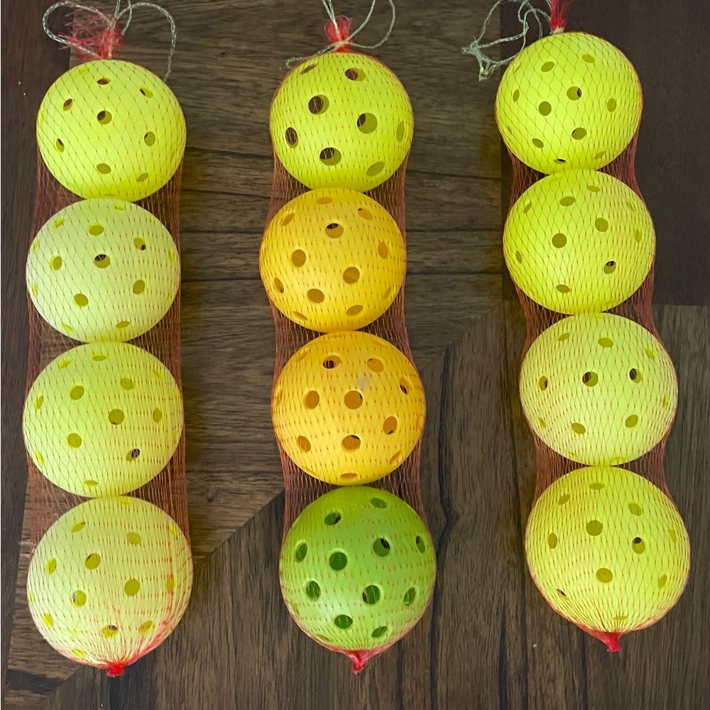 Pack of 4 PERFORMANCES PICKLE BALLS PADDLE ($10 each)